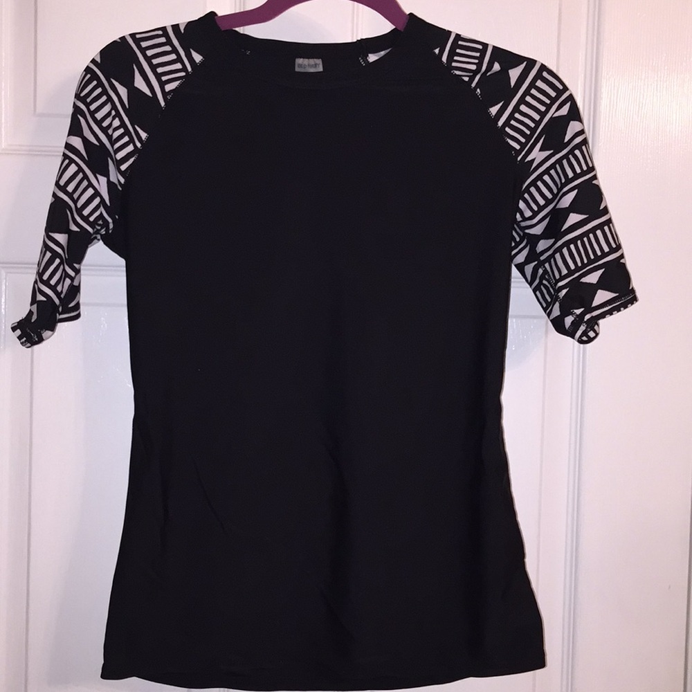 OLD NAVY swim shirt sz M. Black w/ blk/wht sleeve
